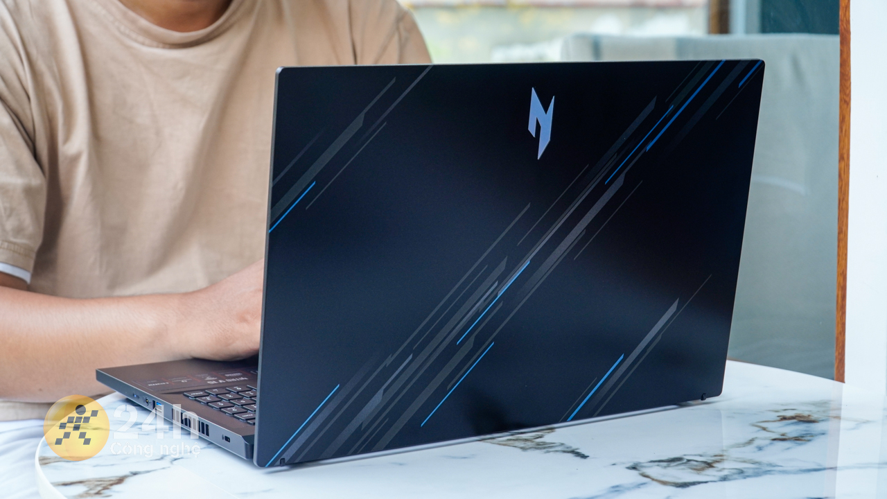 Acer Nitro V ANV15 tương đối gọn gàng và chỉ nặng khoảng 2.1 kg Acer Nitro V ANV15 tương đối gọn gàng và chỉ nặng khoảng 2.1 kg