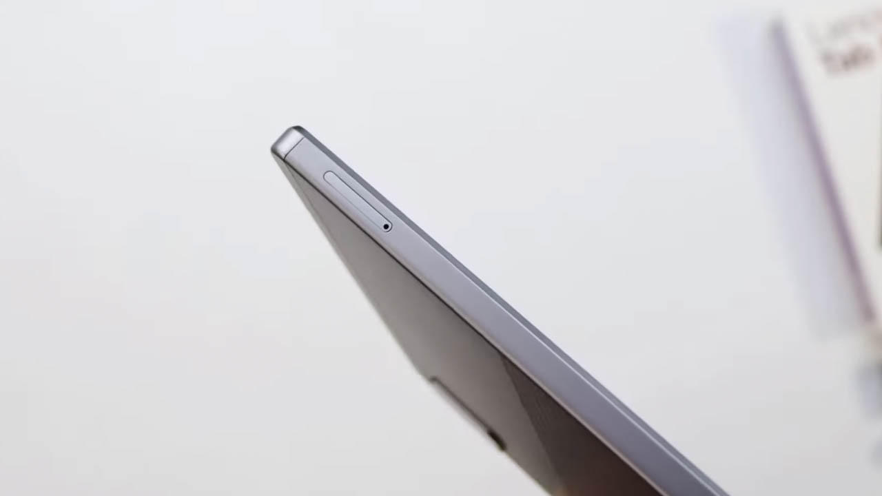 Cạnh trái của Lenovo Tab M9 là khe SIM và thẻ nhớ. Nguồn: FishBee Productions