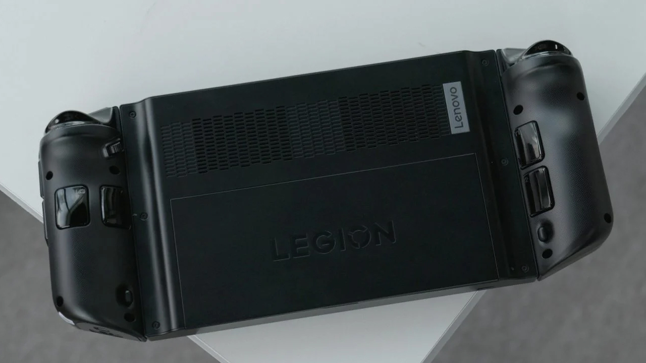 Mặt sau của Lenovo Legion Go với dàn loa và các nút macro