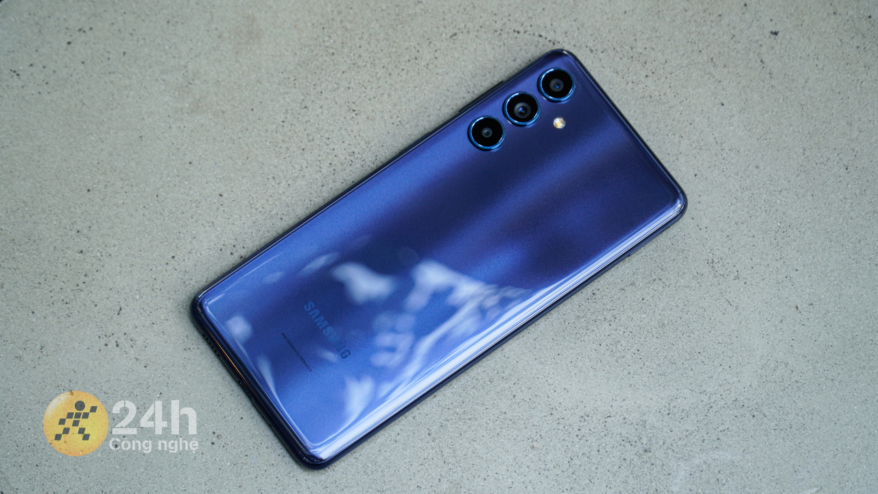 Thiết kế tổng thể của Galaxy M54 5G tương đồng với nhiều sản phẩm tầm trung khác của Samsung.