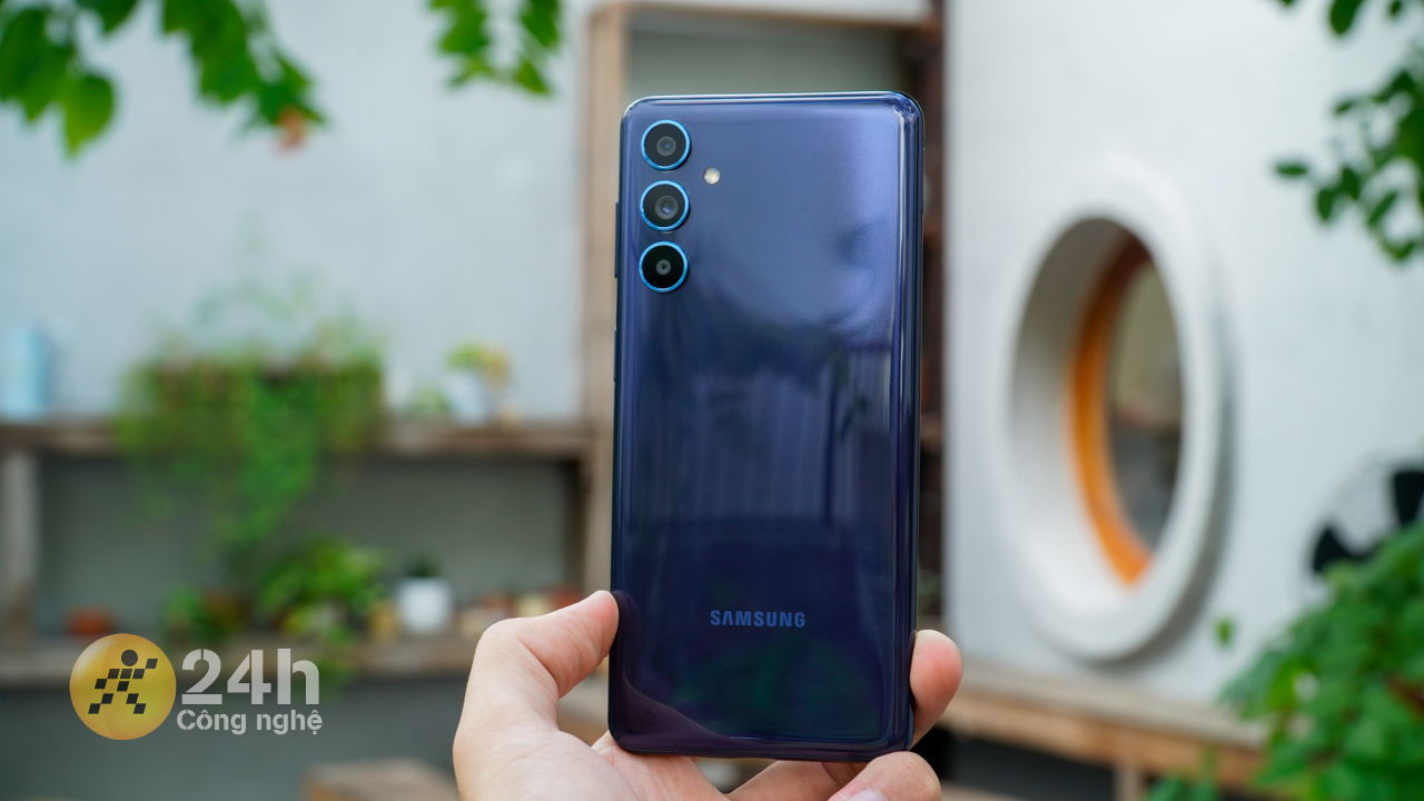 Galaxy M54 5G mang lại cảm giác cầm nắm thoải mái.