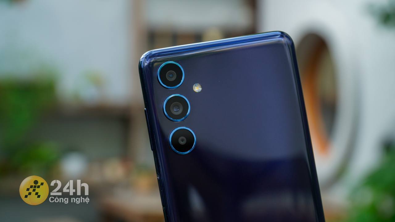 Galaxy M54 5G sở hữu 3 camera với độ phân giải cảm biến chính lên đến 108 MP.