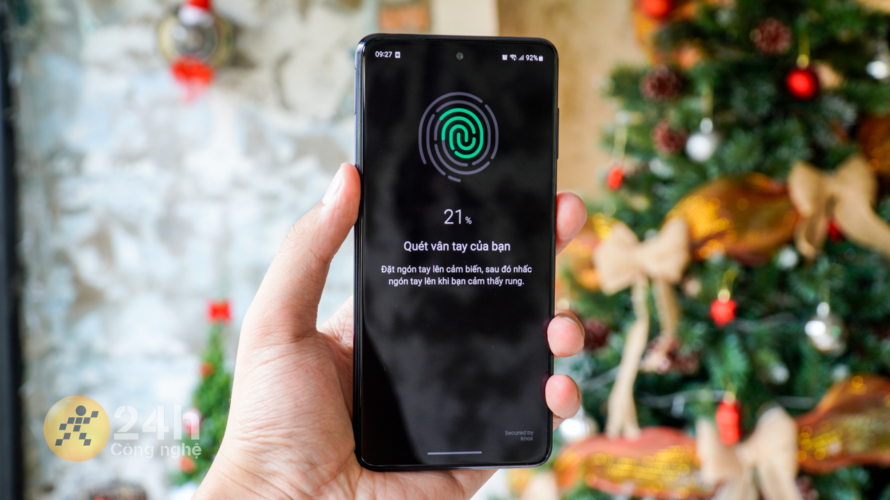 Mình có thể dễ dàng thao tác với phím nguồn (kiêm cảm biến vân tay) của Galaxy M54 5G.