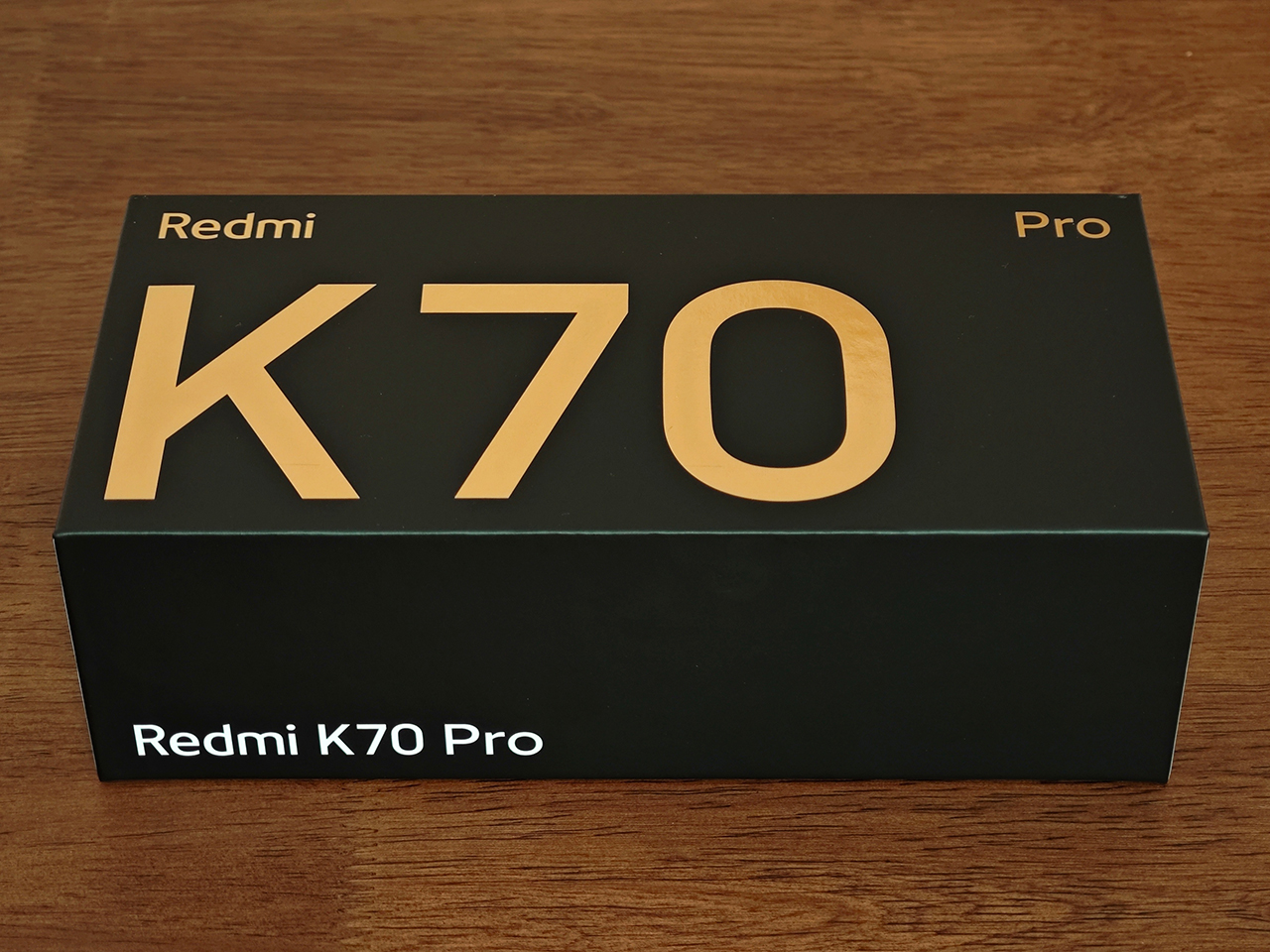 Hộp đựng Redmi K70 Pro được thiết kế rất sang trọng và quen thuộc. Hộp đựng Redmi K70 Pro được thiết kế rất sang trọng và quen thuộc.