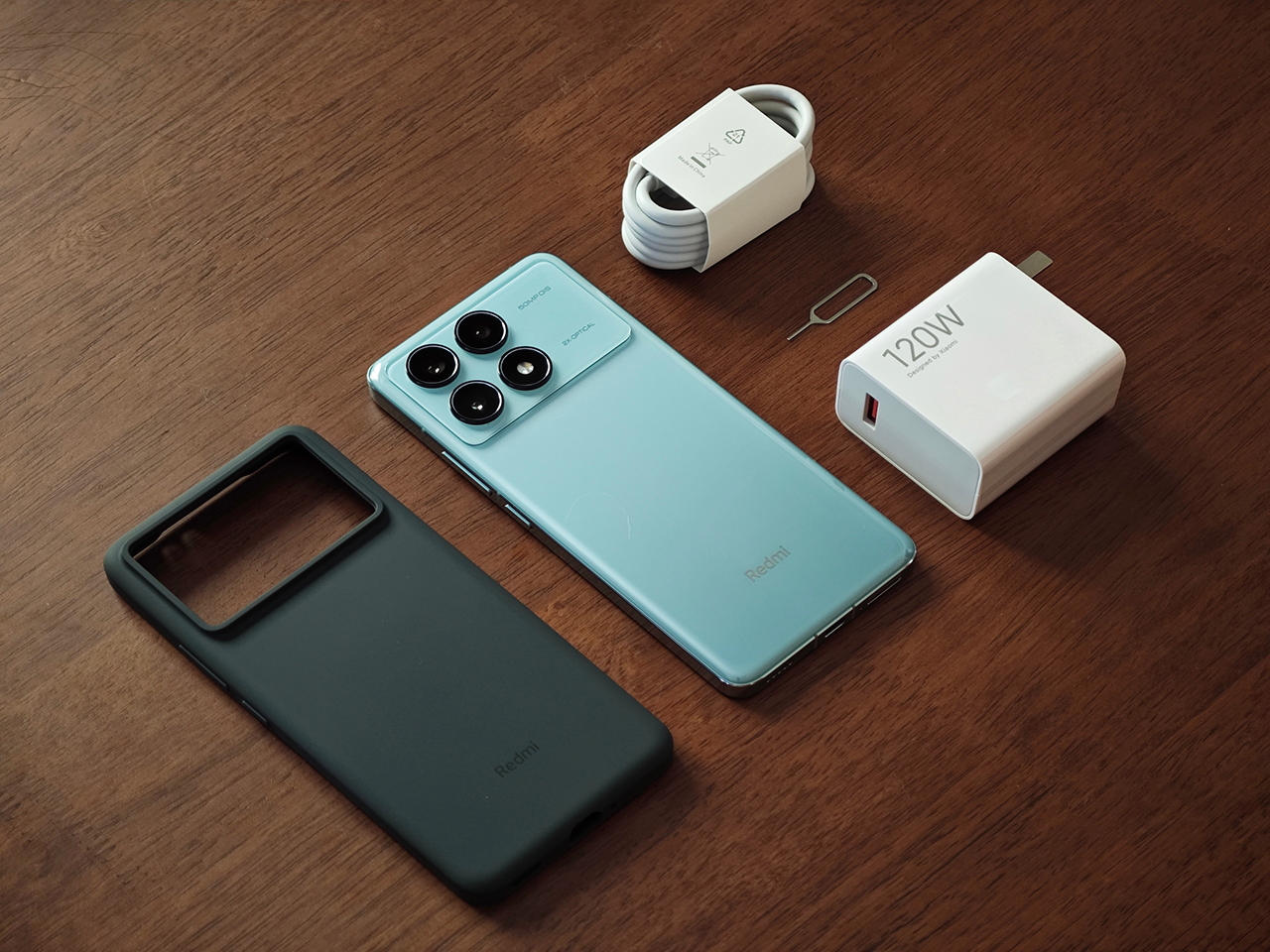 Bên trong hộp đựng Redmi K70 Pro sở hữu rất nhiều phụ kiện cần thiết Bên trong hộp đựng Redmi K70 Pro sở hữu rất nhiều phụ kiện cần thiết