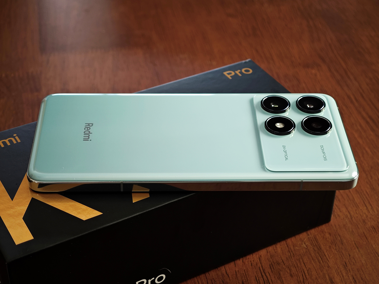 Mặt lưng Redmi K70 Pro còn được làm dạng bo cong để mang đến cảm giác cầm nắm thoải mái cho người dùng. Mặt lưng Redmi K70 Pro còn được làm dạng bo cong để mang đến cảm giác cầm nắm thoải mái cho người dùng.