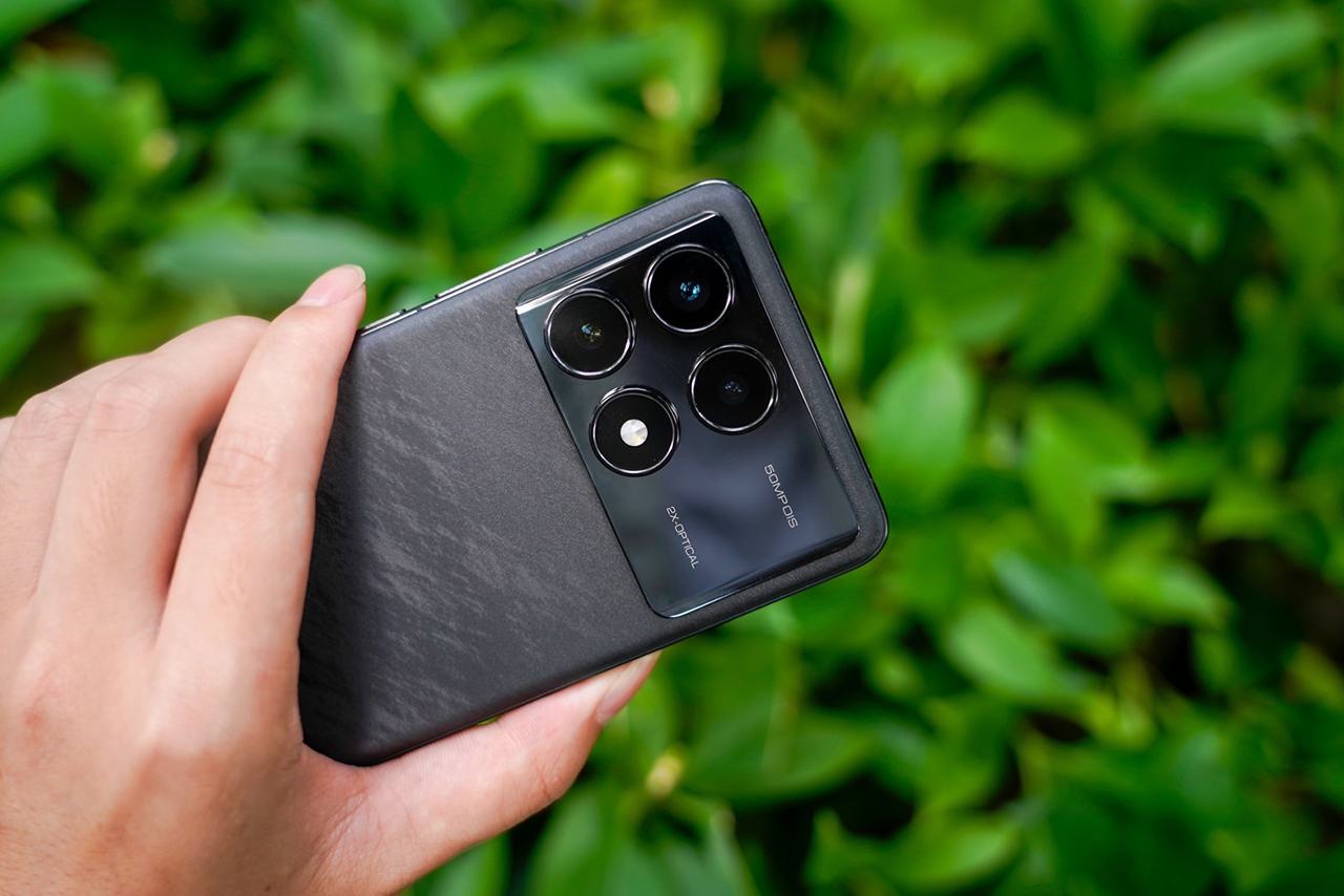 Cảm giác cầm nắm Redmi K70 Pro trên tay rất thoải mái. Cảm giác cầm nắm Redmi K70 Pro trên tay rất thoải mái.
