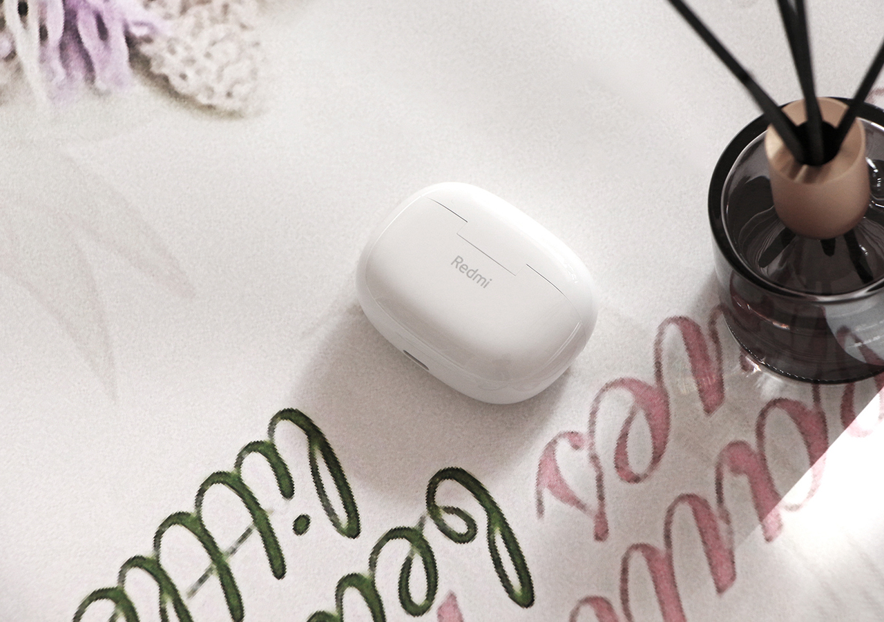 Redmi Buds 5 Pro vẫn được thiết kế gọn gàng dù vuông hơn một chút so với thế hệ trước. Nguồn: Weibo.