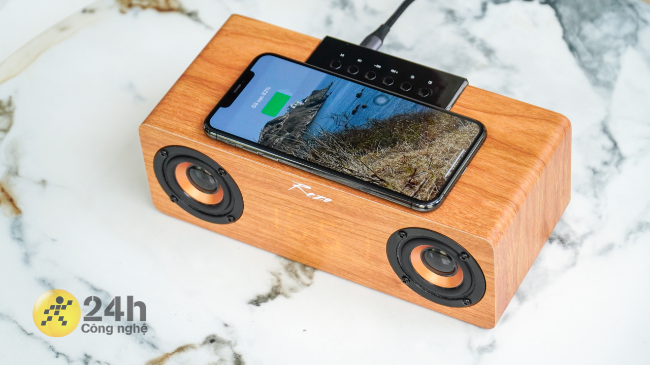 Loa Rezo Wooden Box hỗ trợ sạc không dây. Loa Rezo Wooden Box hỗ trợ sạc không dây.