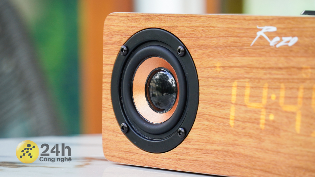 Mặt trước của Rezo Wooden Box còn có dải đèn LED giúp thuận tiện theo dõi giờ giấc Mặt trước của Rezo Wooden Box còn có dải đèn LED giúp thuận tiện theo dõi giờ giấc