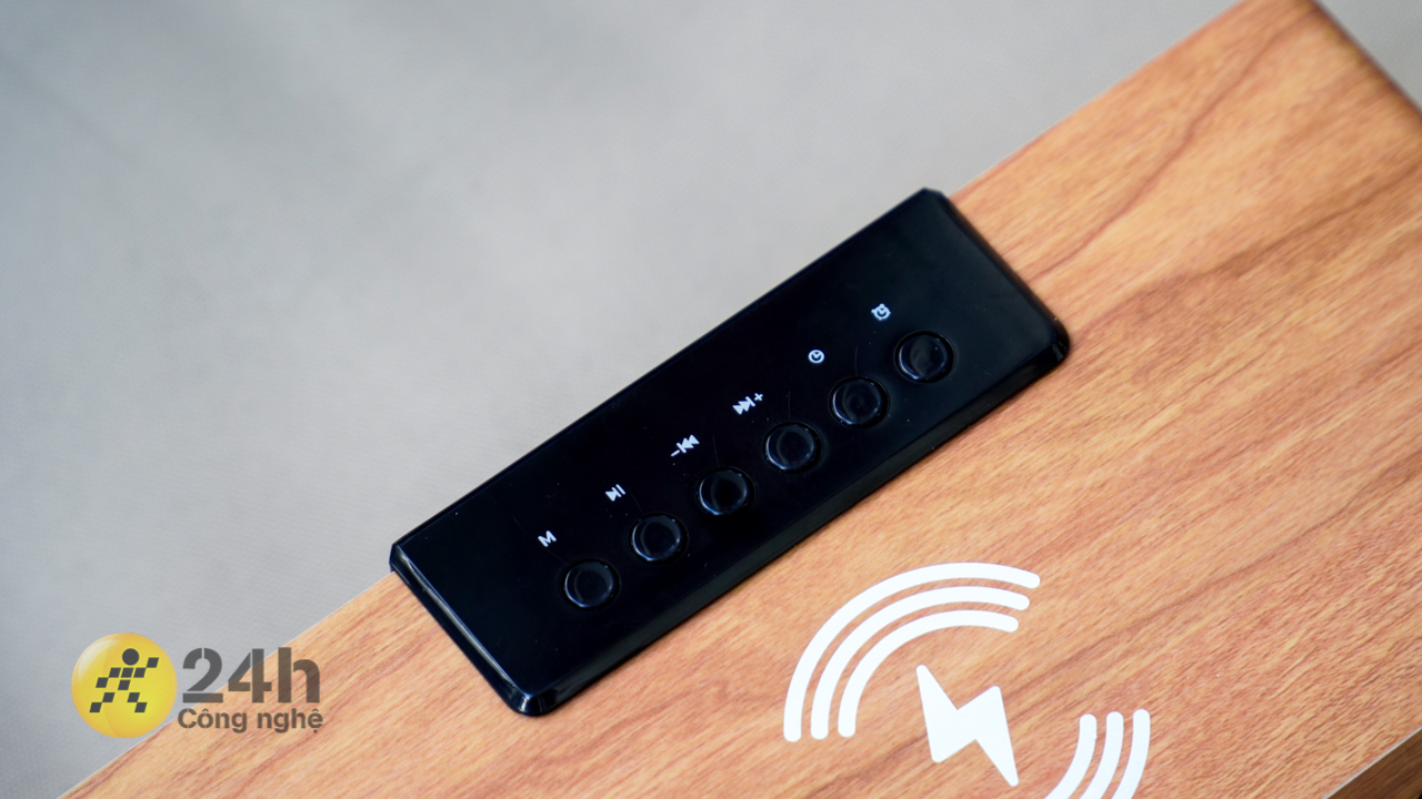 Mặt trên của Rezo Wooden Box là các nút bấm và khu vực đế sạc không dây Mặt trên của Rezo Wooden Box là các nút bấm và khu vực đế sạc không dây