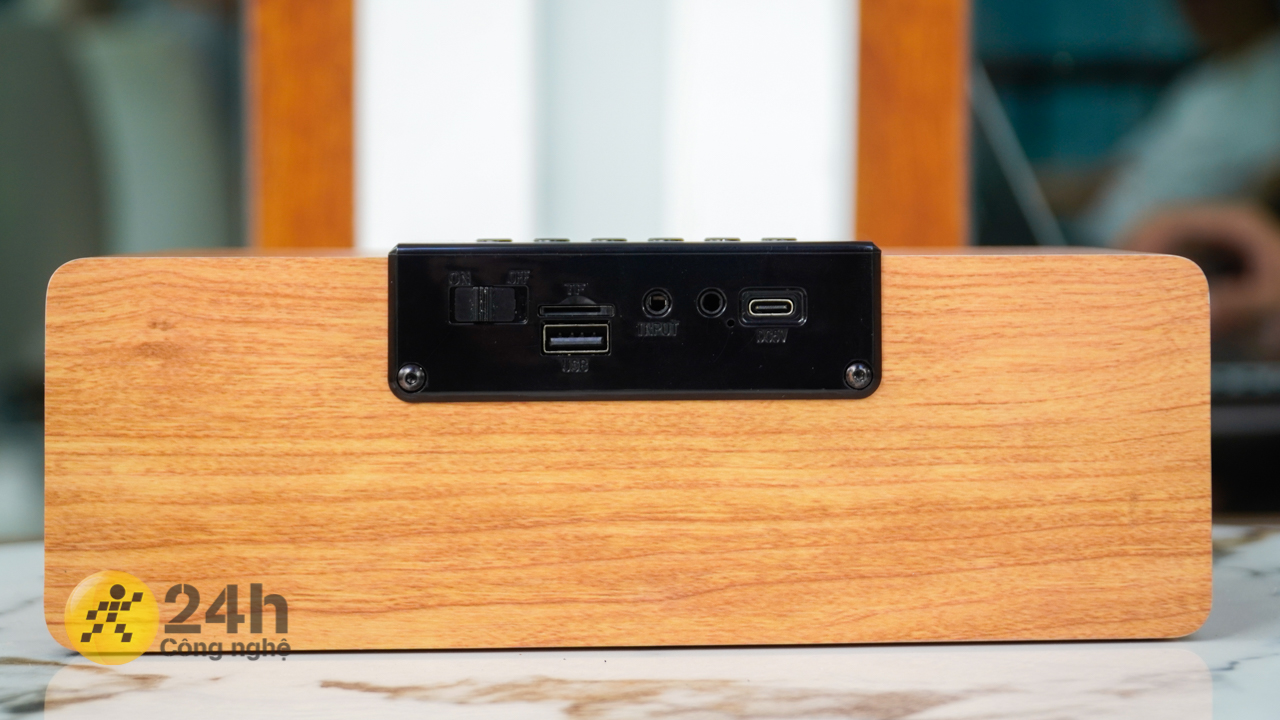 Mặt sau của Rezo Wooden Box với công tắc nguồn và các cổng kết nối Mặt sau của Rezo Wooden Box với công tắc nguồn và các cổng kết nối
