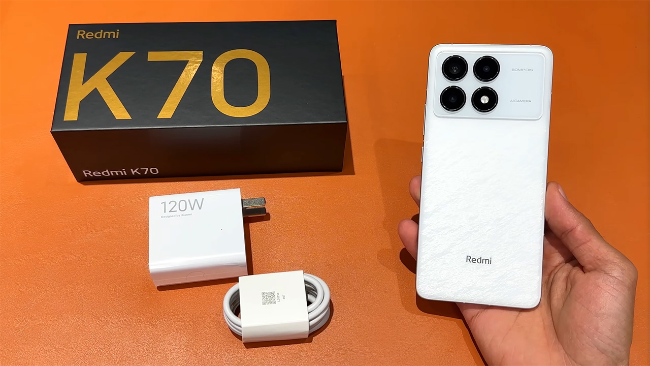 Bên trong hộp đựng Redmi K70 được trang bị đầy đủ những món phụ kiện cần thiết.