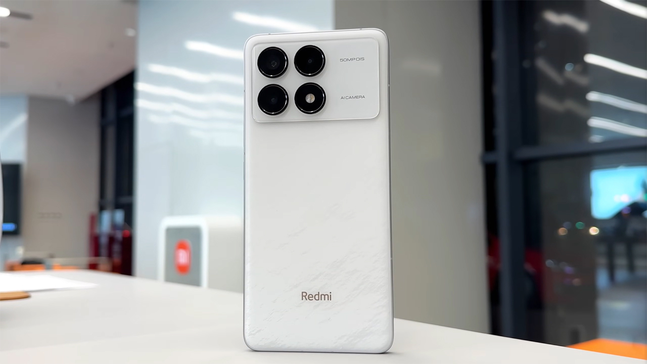 Mặt lưng Redmi K70 Được thiết kế rất bắt mắt.