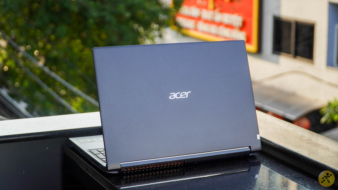 Acer Aspire 7 Gaming có ngoại hình tương đối tao nhã, khiến ai ngờ là laptop Gaming