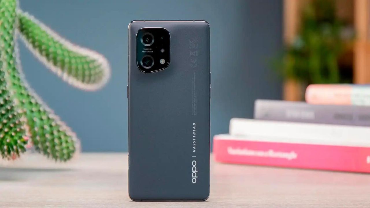 OPPO Find X5 (Ảnh: Tech Advisor) OPPO Find X5 (Ảnh: Tech Advisor)