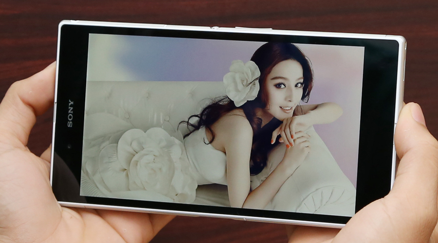 <p>Smartphone đầu ti&ecirc;n c&oacute; k&iacute;ch thước m&agrave;n h&igrave;nh cực lớn đến 6.4 inch, độ ph&acirc;n giải Full HD, sử dụng c&ocirc;ng nghệ Triluminos mang đến h&igrave;nh ảnh cực n&eacute;t, m&agrave;u sắc rực rỡ.&nbsp;</p>