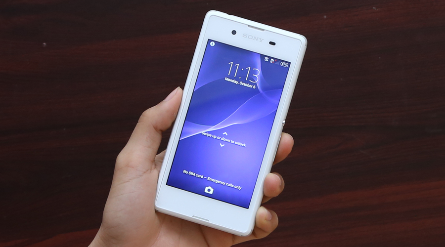 <p>Thiết kế phẳng, vu&ocirc;ng vức đặc trưng của Sony mang đến vẻ đẹp sang trọng. M&aacute;y nhỏ gọn gi&uacute;p bạn thao t&aacute;c dễ d&agrave;ng bằng một tay.</p>
