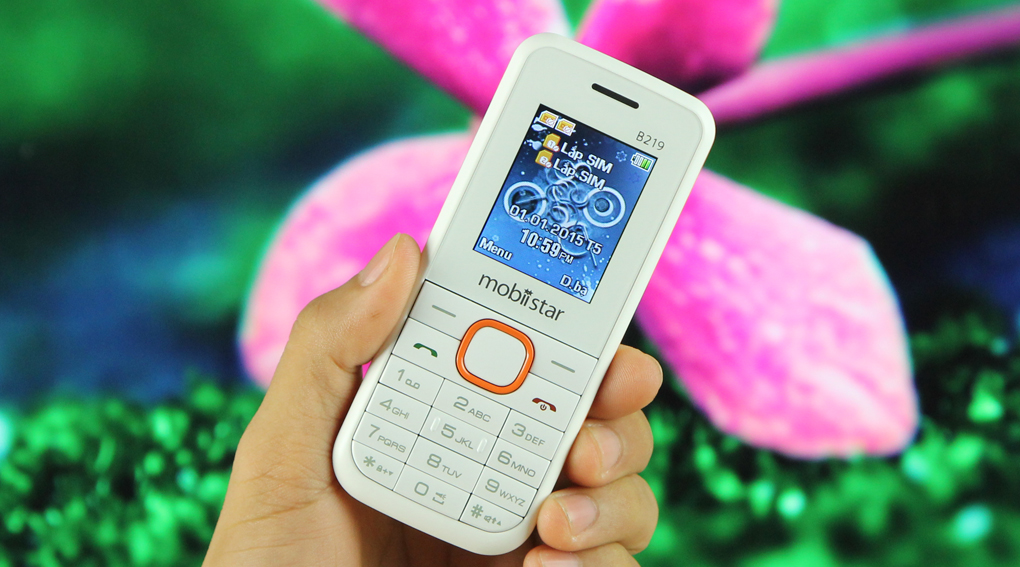 B219 là chiếc điện thoại phổ thông với thiết kế nhỏ gọn, phím bấm lớn tiện dùng cùng nhiều màu sắc trẻ trung.