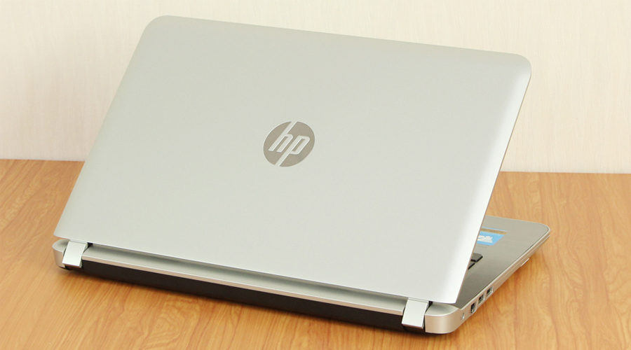 <p>HP Pavilion thế hệ 2015 c&oacute; thiết kế hiện đại ph&ugrave; hợp cho người d&ugrave;ng văn ph&ograve;ng trẻ trung v&agrave; năng động. Cảm gi&aacute;c mềm mại nhờ c&aacute;c g&oacute;c cạnh bo tr&ograve;n uyển chuyển.</p>