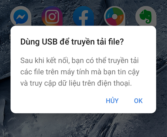 Bước 1: Để thực hiện việc kết nối, bạn sử dụng cáp micro USB để kết nối điện thoại với máy tính. Khi kết nối cáp, trên màn hình hiển thị thông báo xác nhận việc truyền dữ liệu. Bạn chọn OK để xác nhận kết nối.