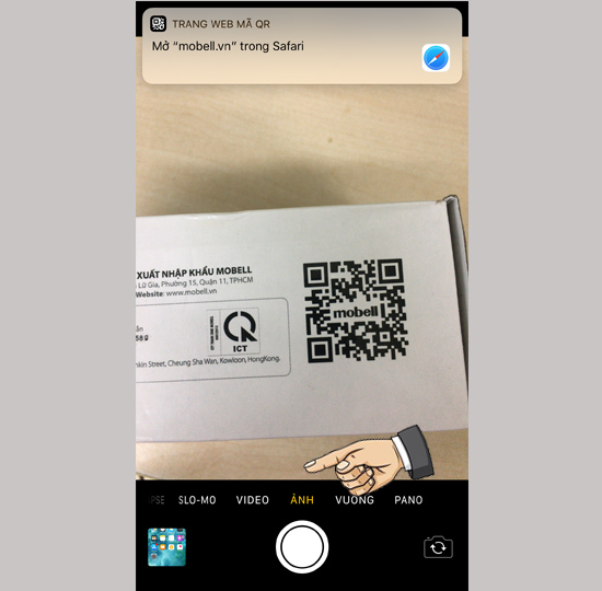 Hướng máy ảnh đến mã QR cần kiểm tra