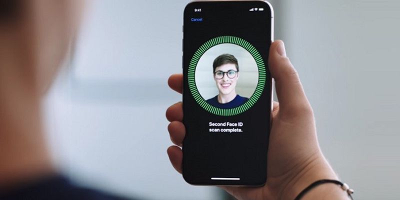 Face ID sử dụng khuôn mặt để mở khóa thiết bị