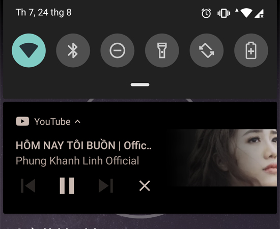 Bước 3: Lúc này bạn sẽ thấy Youtube tự động phát nhạc và chạy nền trên điện thoại kể cả khi tắt màn hình.