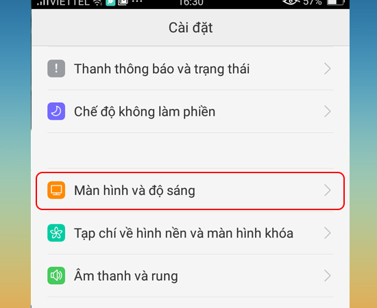 Bước 2: Tiếp theo bạn chọn Màn hình và độ sáng.