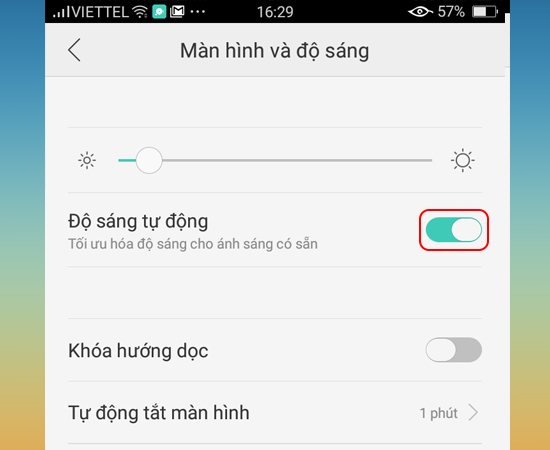 Bước 3: Cuối cùng bạn tắt Độ sáng tự động đi.