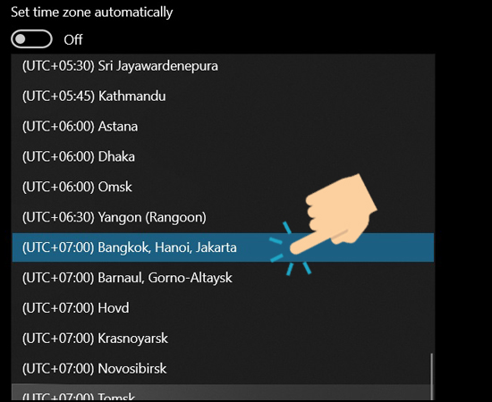tìm và chọn múi giờ (UTC+07:00) khu vực Bangkok, HaNoi, Jakarta