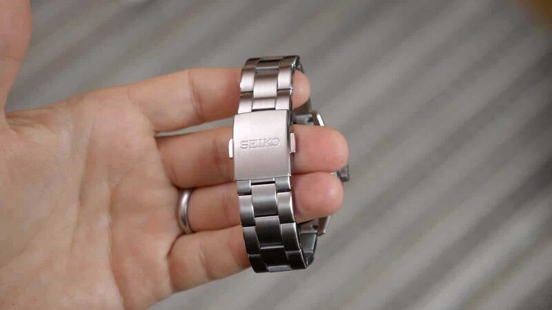 Dây đeo si là loại dây phổ biến ở những mẫu đồng hồ kim loại giá rẻ