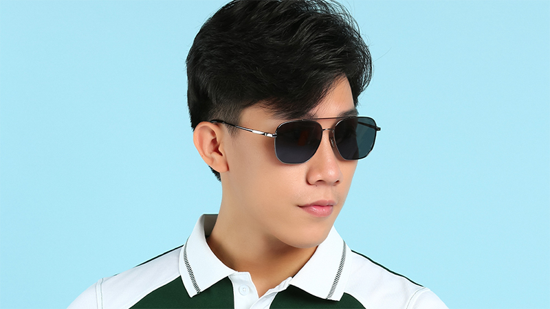 Kính Wayfarer làm tôn lên phong cách lịch lãm và sang trọng 