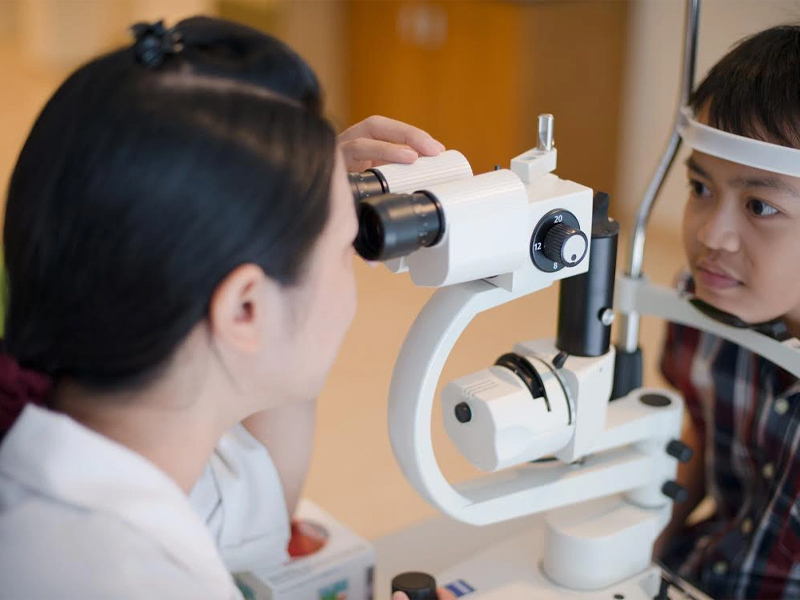 Khám mắt định kỳ để theo dõi mắt