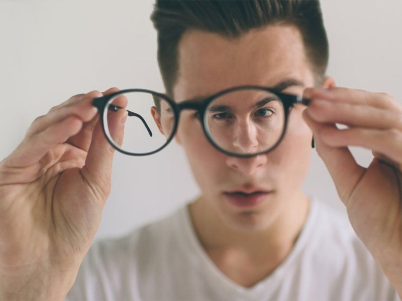 Đeo kính lệch trong thời gian dài có thể làm mắt dại