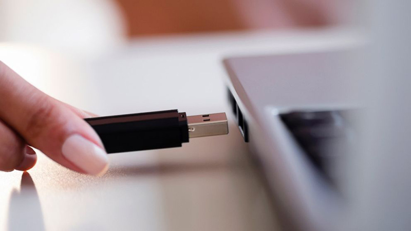 Cắm USB vào máy tính