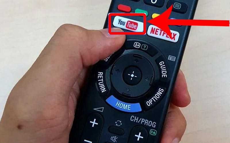 Nhấn nút YouTube trên remote 