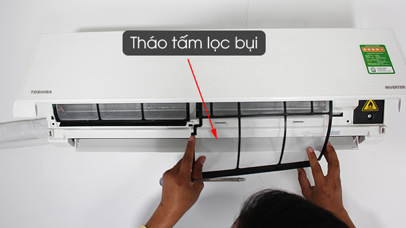 Tháo tấm lọc bụi ra để dễ dàng xịt rửa