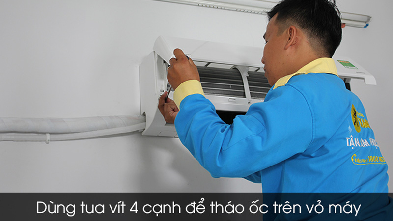 Tháo lớp vỏ áo của máy