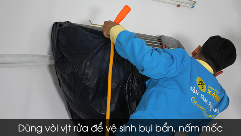 Rửa bụi bẩn, nấm mốc bằng vòi xịt