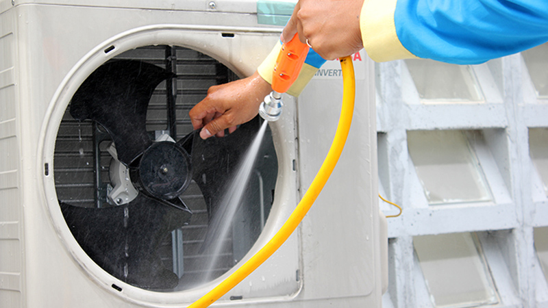 Xịt rửa bên trong dàn nóng