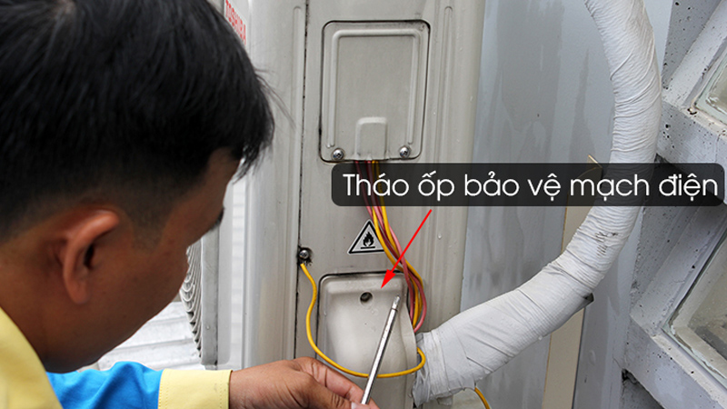 Tháo ốp bảo vệ mạch điện