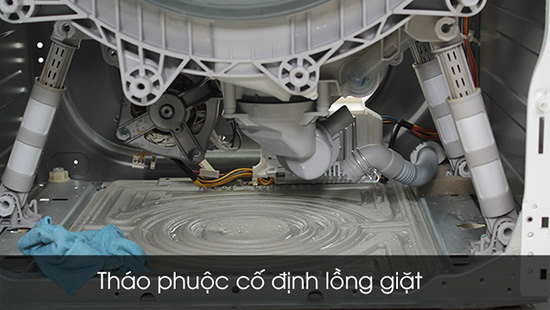 - Bước 4: Tháo mặt cửa máy giặt, dây curoa, phuộc, motor