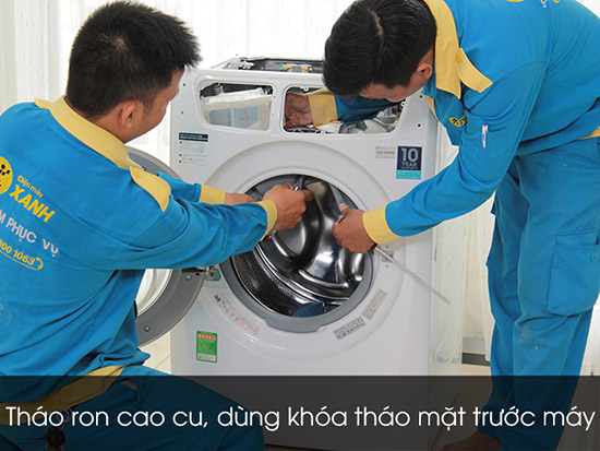 - Bước 4: Tháo mặt cửa máy giặt, dây curoa, phuộc, motor