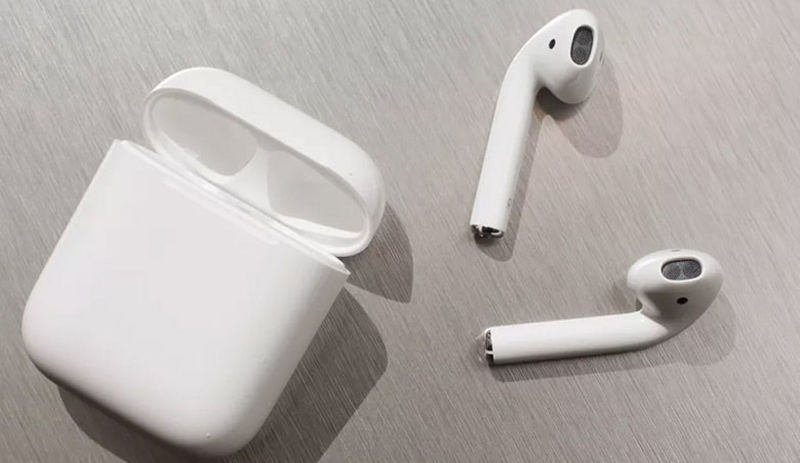 Tai nghe AirPods trắng được chế tác với vẻ ngoài tinh giản, gam màu trắng.