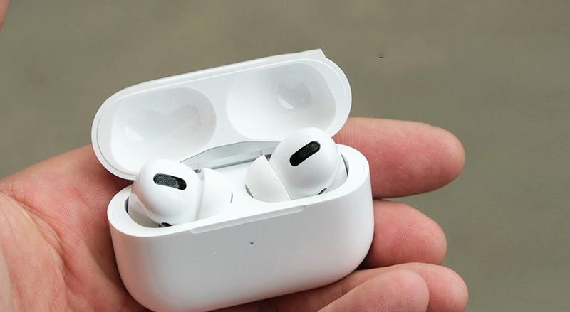 Tai nghe AirPods được chế tác với vẻ ngoài tinh giản, gam màu trắng