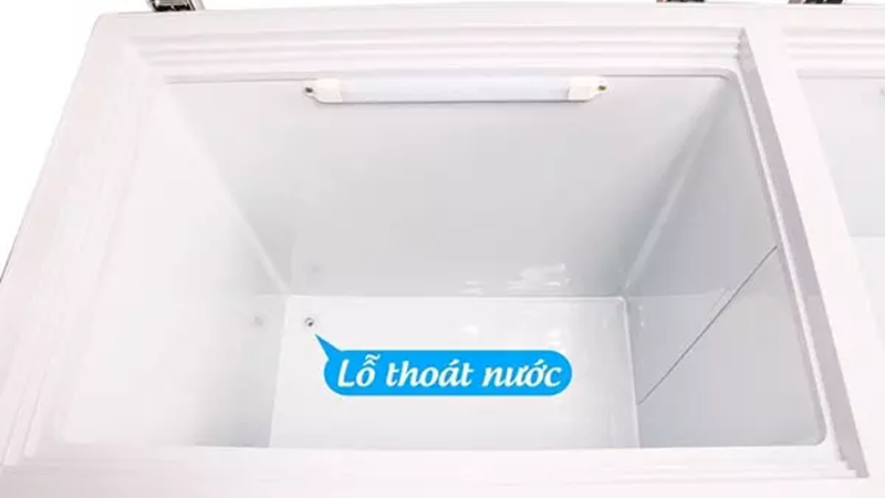 Phía trong tủ đông có trang bị lỗ thoát nước