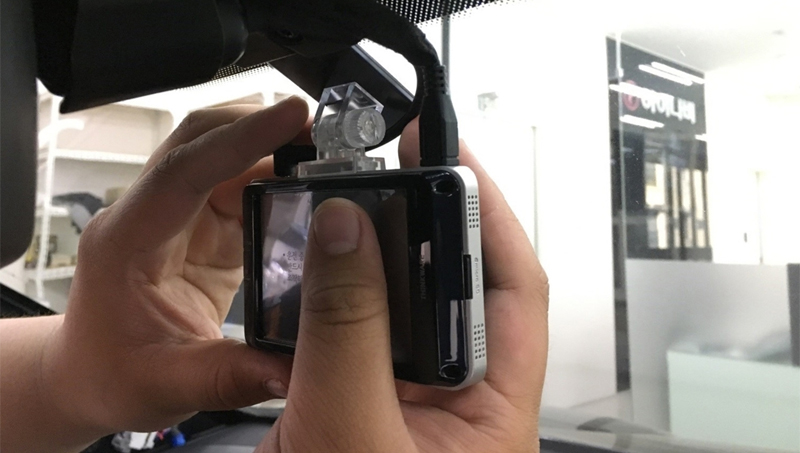 Bước 3: Cố định camera hành trình