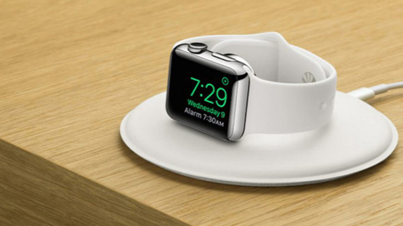  Đặt bộ sạc của Apple Watch trên một bề mặt bằng phẳng, thông thoán