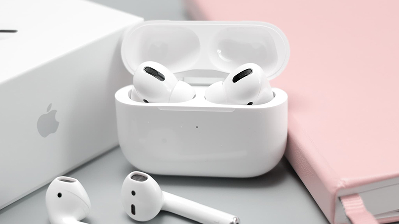 Để tai nghe vào hộp sạc để reset AirPods